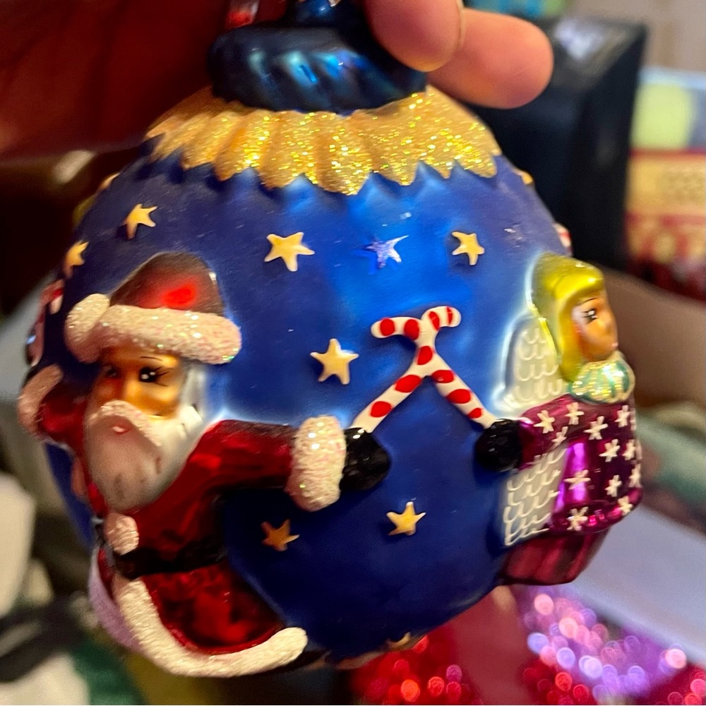 Beautiful holiday ornament 🤶
